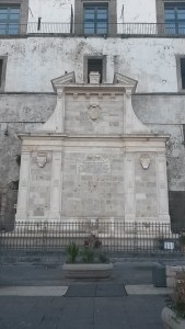 La fontana del Formiello addossata alle mura del castel Capuano. XVI sec.